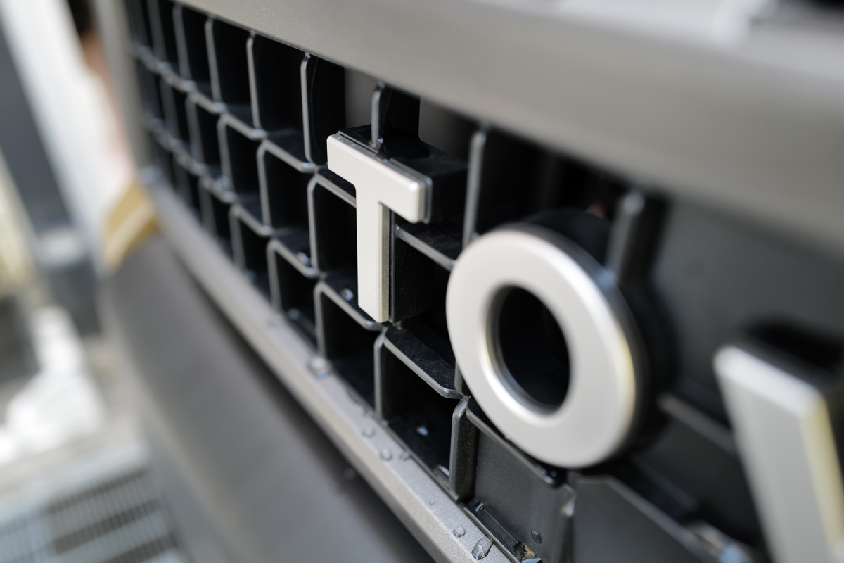 トヨタ・ランドクルーザー250の洗車風景（グリル内に入り込んだ黄砂）