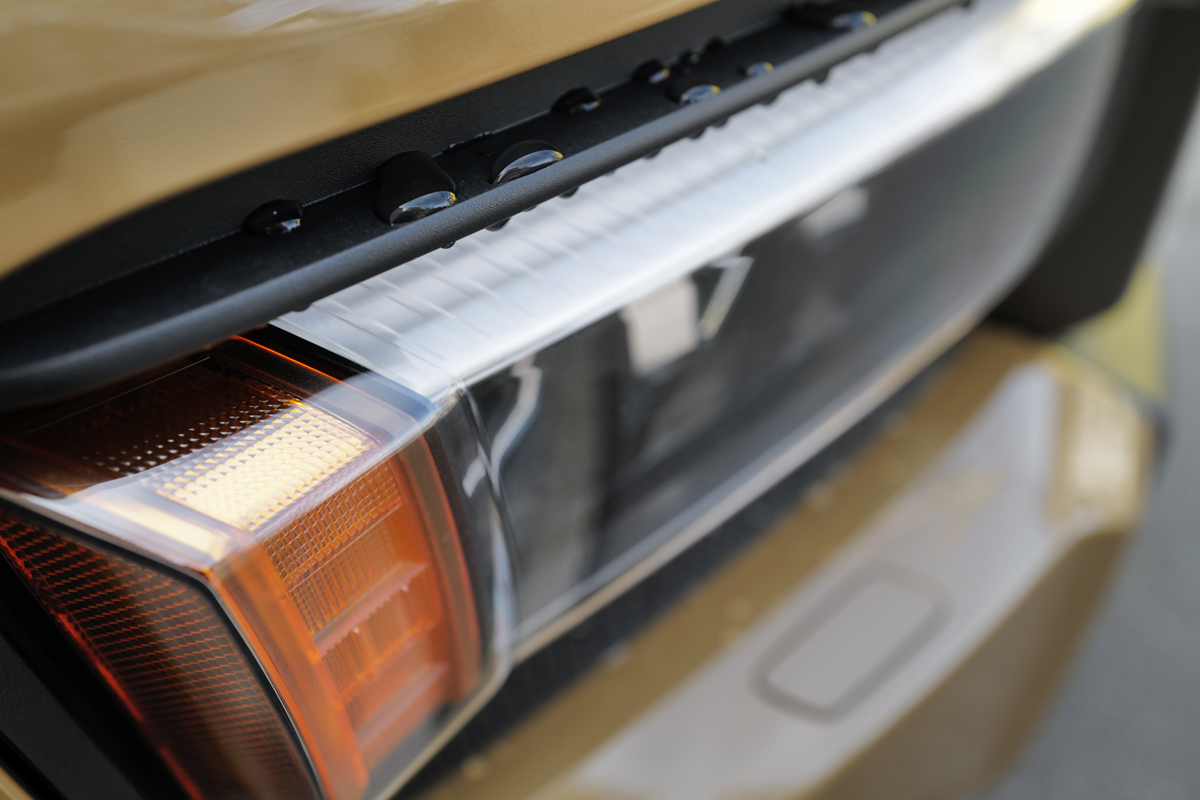 トヨタ・ランドクルーザー250の洗車風景（ヘッドライト付近に付着した黄砂）