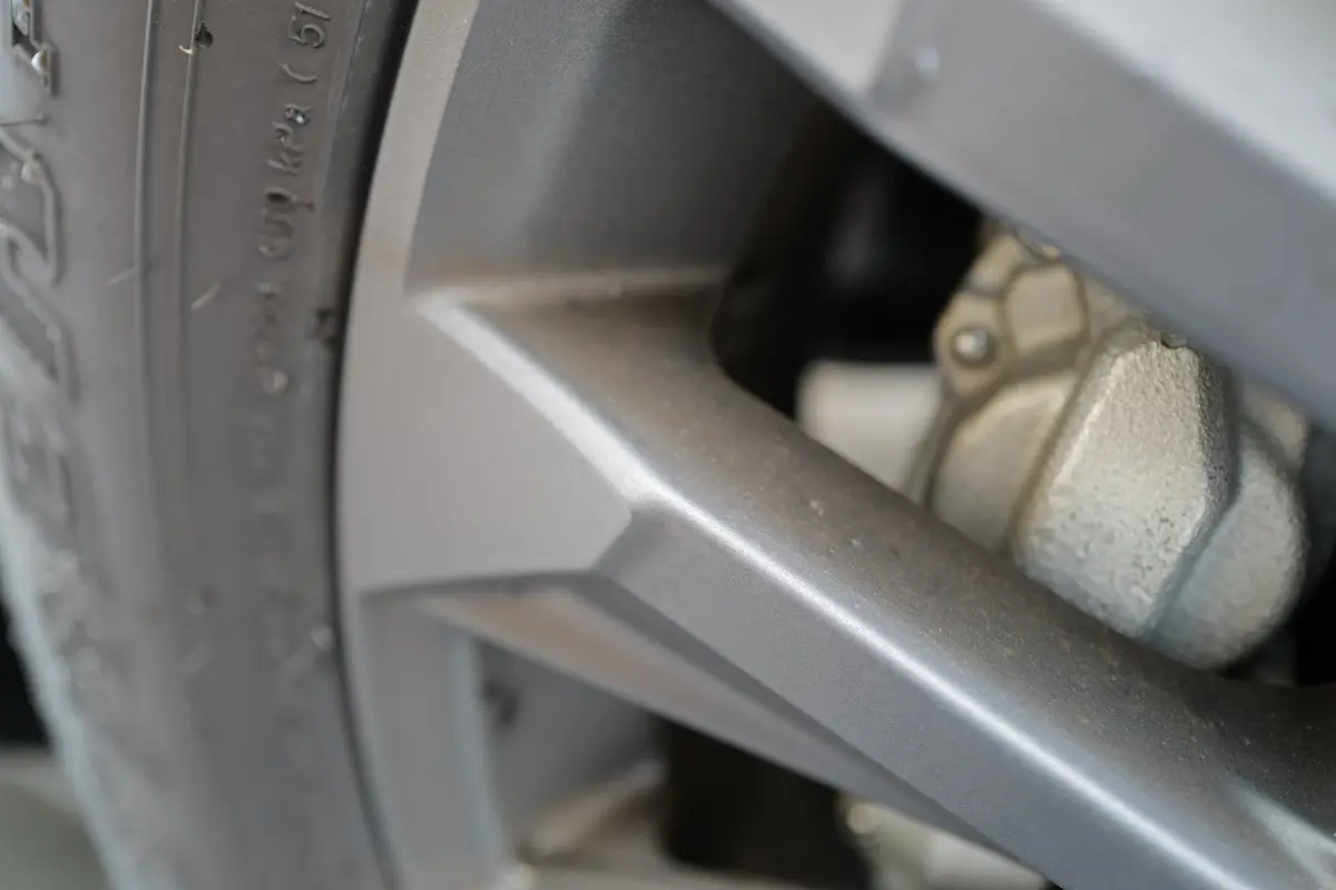 トヨタ・ランドクルーザー250の洗車風景（ホイールに付着したブレーキダスト）