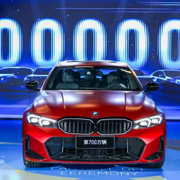 中国・瀋陽のBMW製造工場にて生産された「700万台目の」3シリーズ