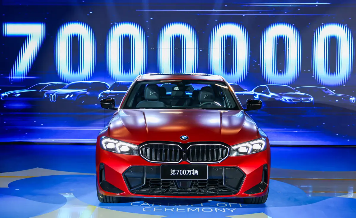 中国・瀋陽のBMW製造工場にて生産された「700万台目の」3シリーズ