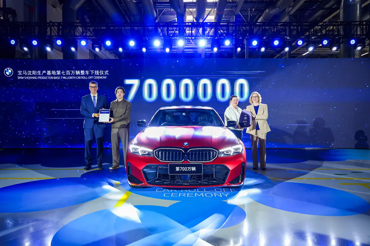 中国・瀋陽のBMW製造工場にて生産された「700万台目の」3シリーズ