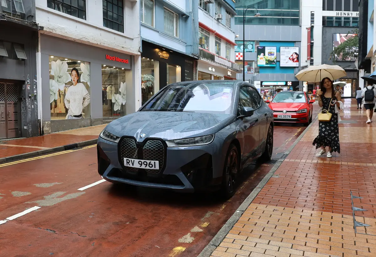 香港で見かけたBMW iX