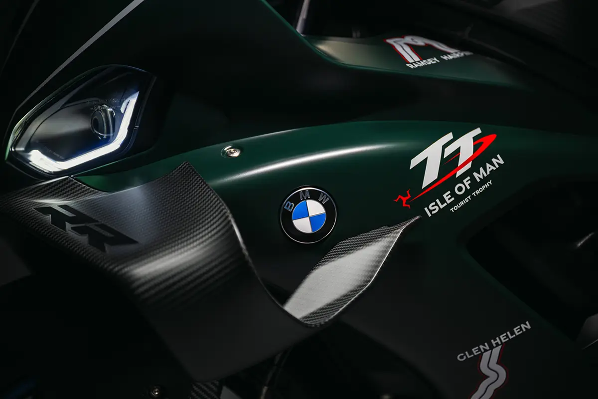 BMWの限定バイク、M RR アイル・オブ・マン「TT」のカウル(サイド)