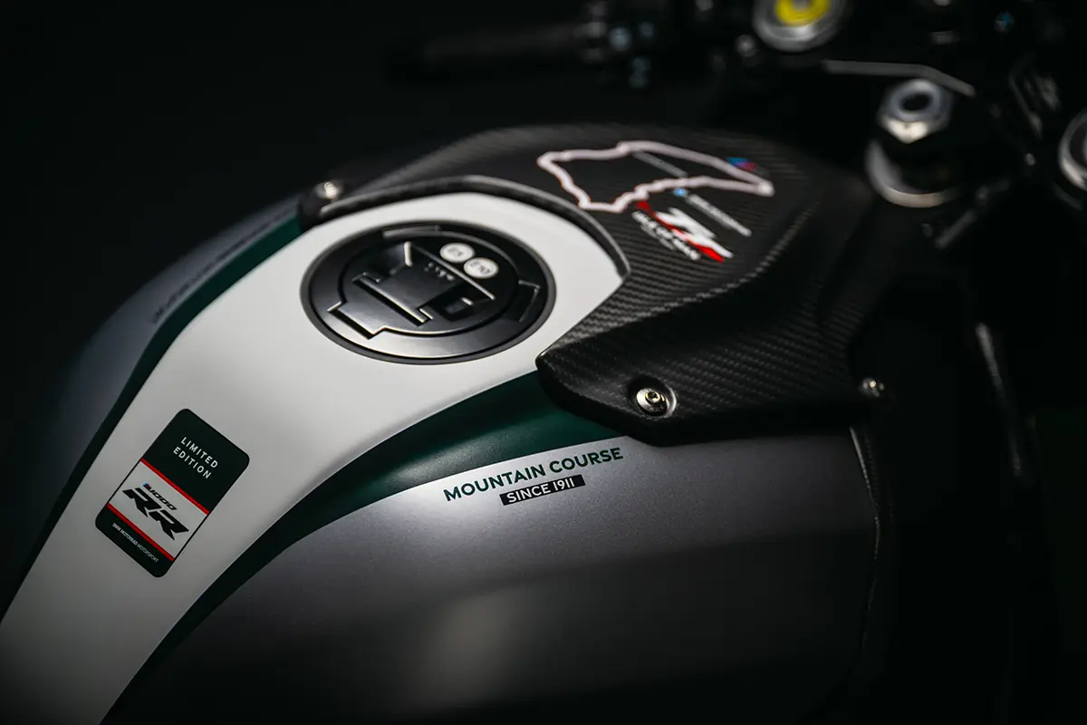 BMWの限定バイク、M RR アイル・オブ・マン「TT」のタンク