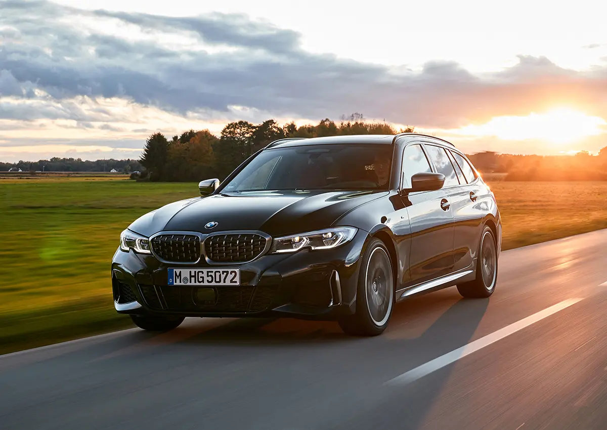 BMW M340iツーリングのエクステリア(ブラック、走行)