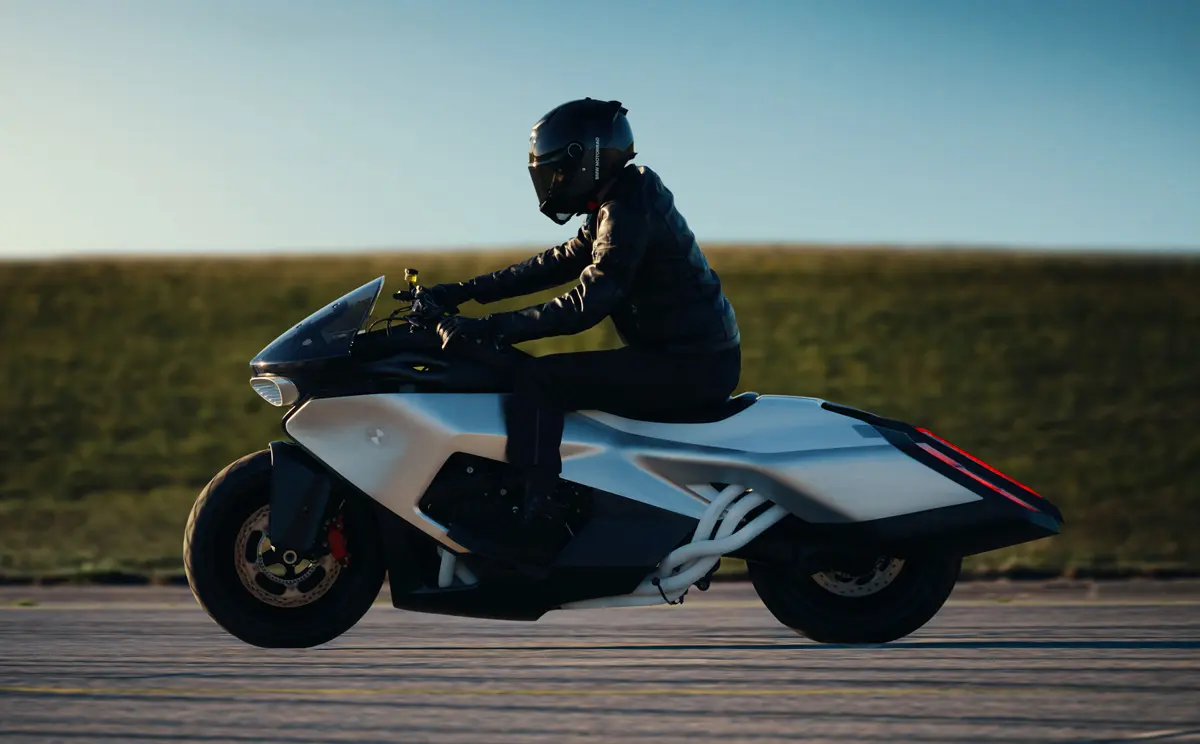 BMWモトラッドのコンセプトバイク、ヴィジョンK18の乗車状態