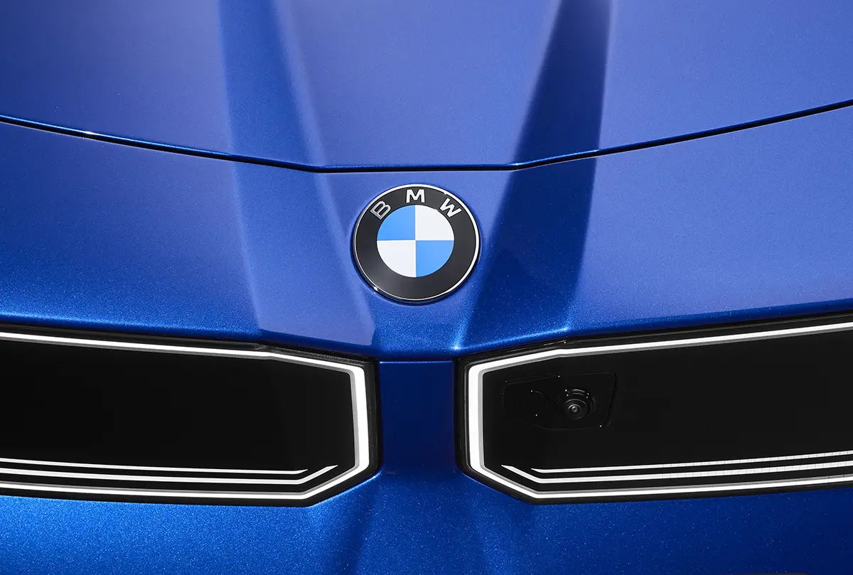 BMW i3（ブルー）のフロントとエンブレム