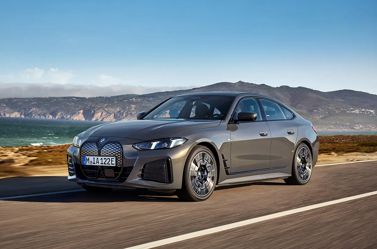 BMW i4のエクステリア(グレー、走行)