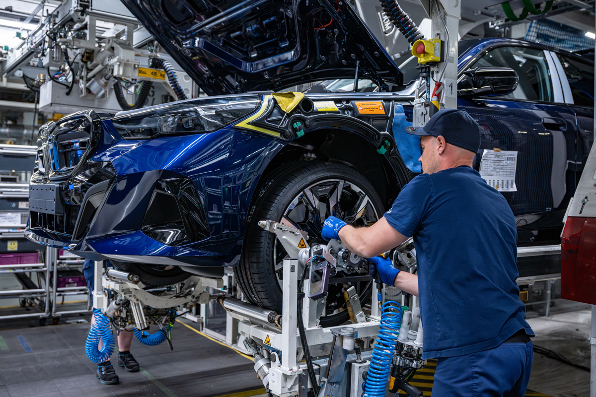 BMWのディンゴルフィン工場「iFactory」にて生産される、200万台目のEVとなるi5（ブルー）