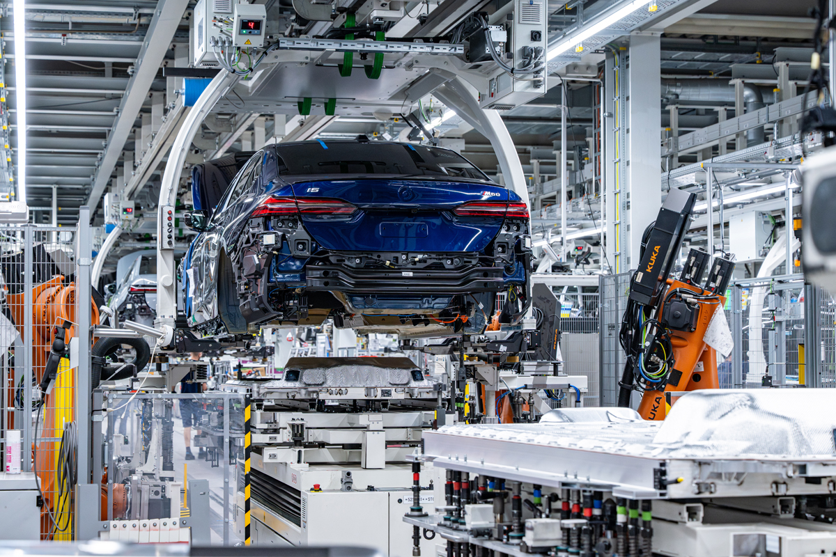 BMWのディンゴルフィン工場「iFactory」にて生産される、200万台目のEVとなるi5（ブルー）