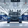 BMWのディンゴルフィン工場「iFactory」にて生産される、200万台目のEVとなるi5（ブルー）