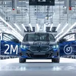 BMWのディンゴルフィン工場「iFactory」にて生産される、200万台目のEVとなるi5（ブルー）