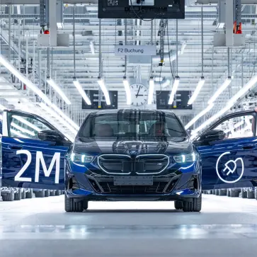 BMWのディンゴルフィン工場「iFactory」にて生産される、200万台目のEVとなるi5（ブルー）