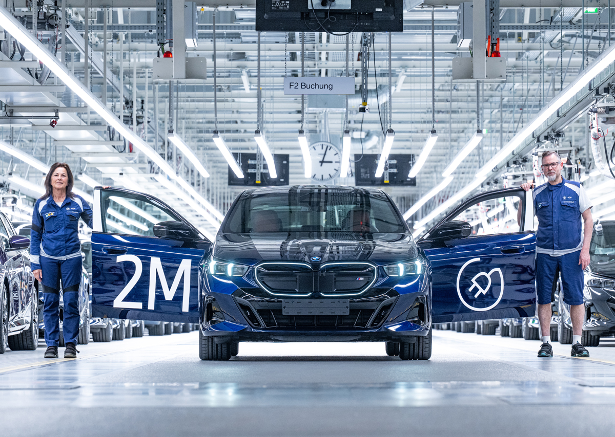 BMWのディンゴルフィン工場「iFactory」にて生産される、200万台目のEVとなるi5（ブルー）
