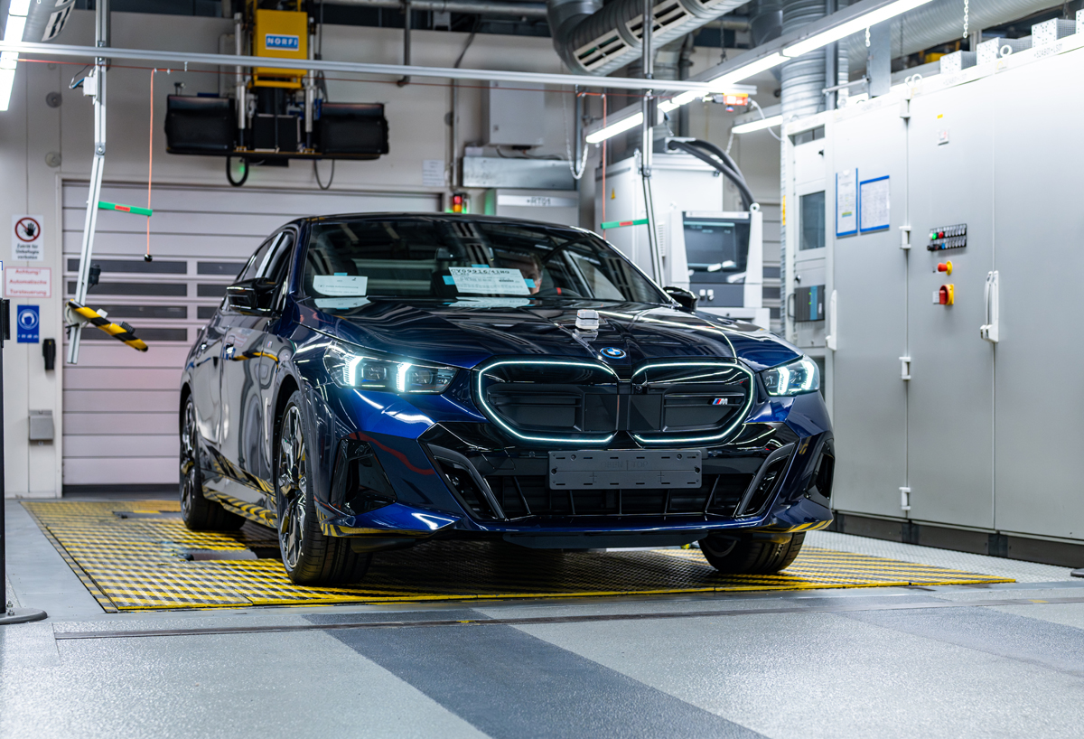 BMWのディンゴルフィン工場「iFactory」にて生産される、200万台目のEVとなるi5（ブルー）