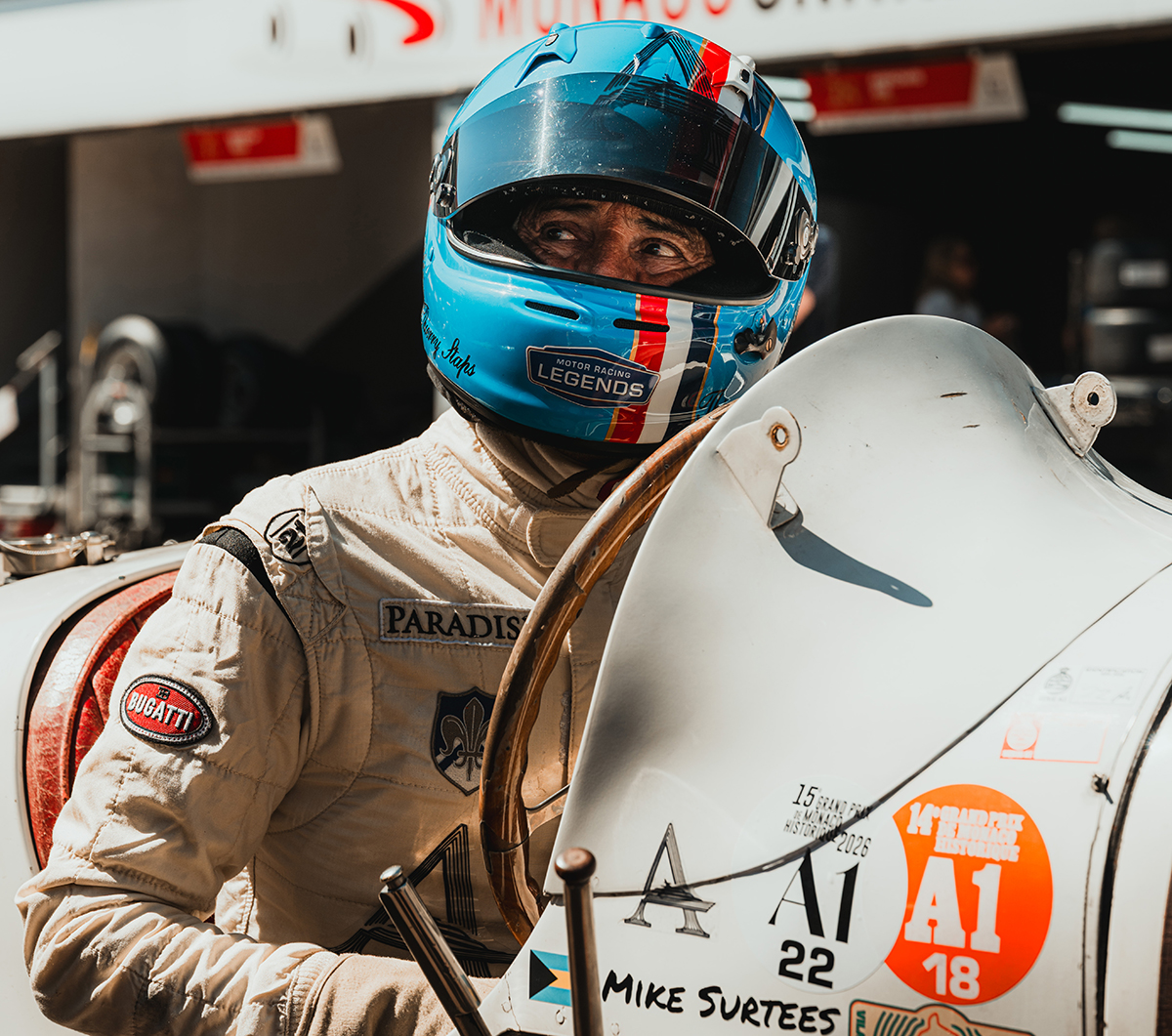 ヒストリックレースを走るブガッティ タイプ35（ホワイト）とそのオーナー