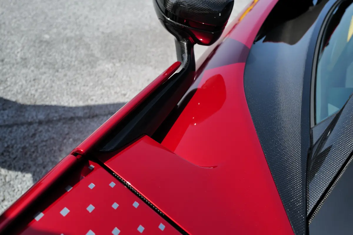 レッドのフェラーリF80（ドアミラー）