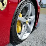 レッドのフェラーリF80（フロントフェンダーサイド）