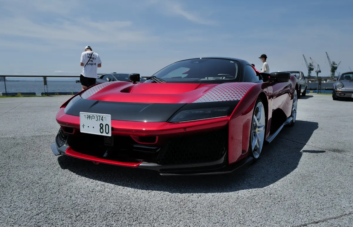 レッドのフェラーリF80（フロント）