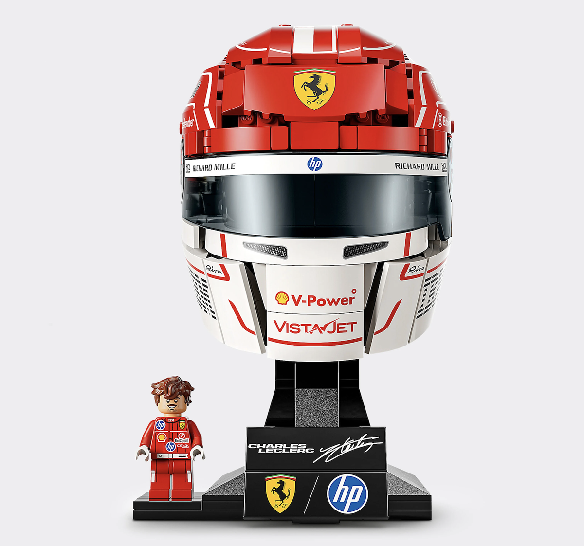 フェラーリとレゴとのコラボレーションによる、シャルル・ルクレールのヘルメット(フィギュア付き)