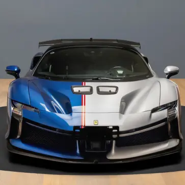 フェラーリの公式カスタムプログラム「テーラーメイド」にて仕上げた左右非対称カラーのSF90 XXストラダーレ（正面）