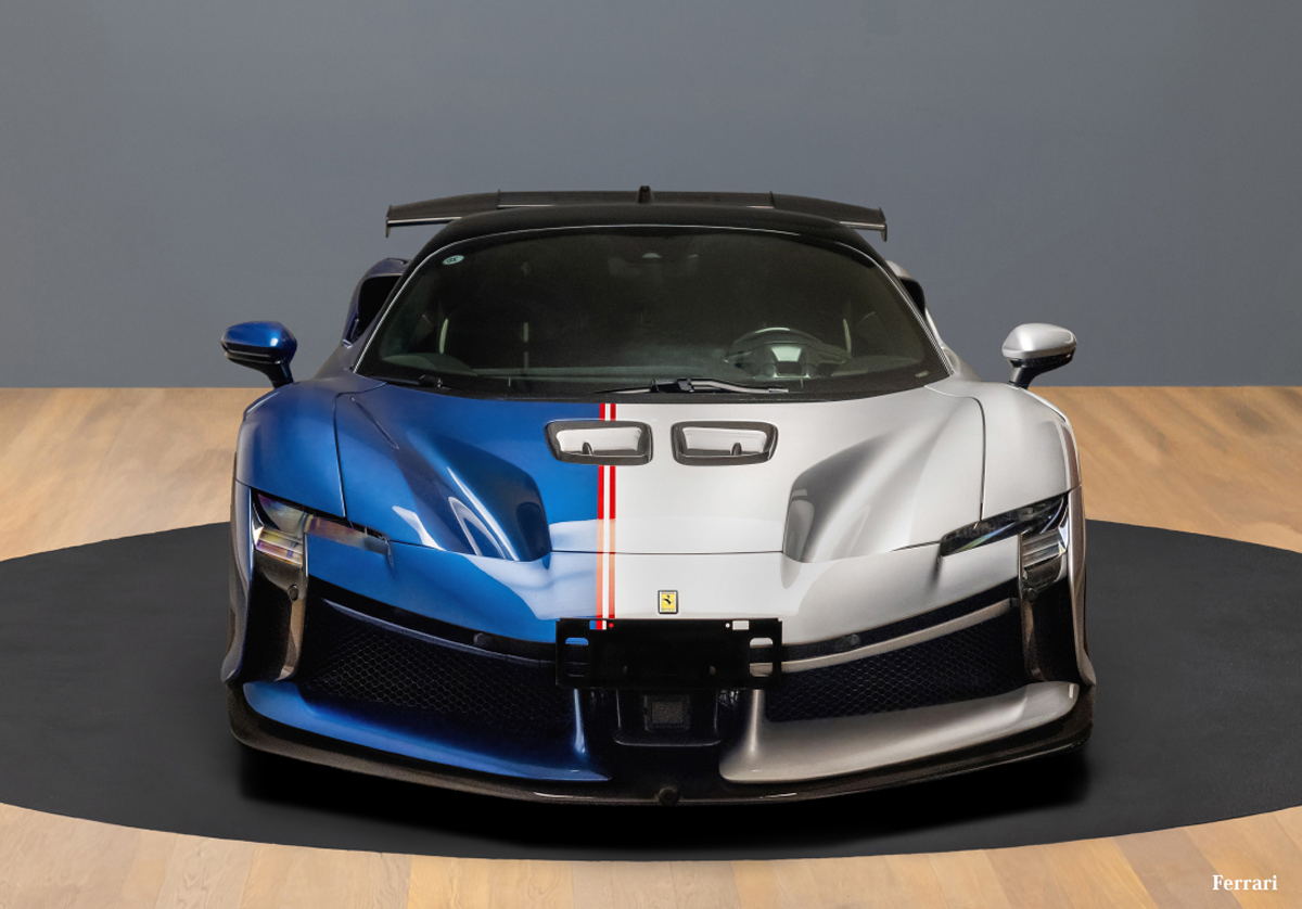 フェラーリの公式カスタムプログラム「テーラーメイド」にて仕上げた左右非対称カラーのSF90 XXストラダーレ（正面）