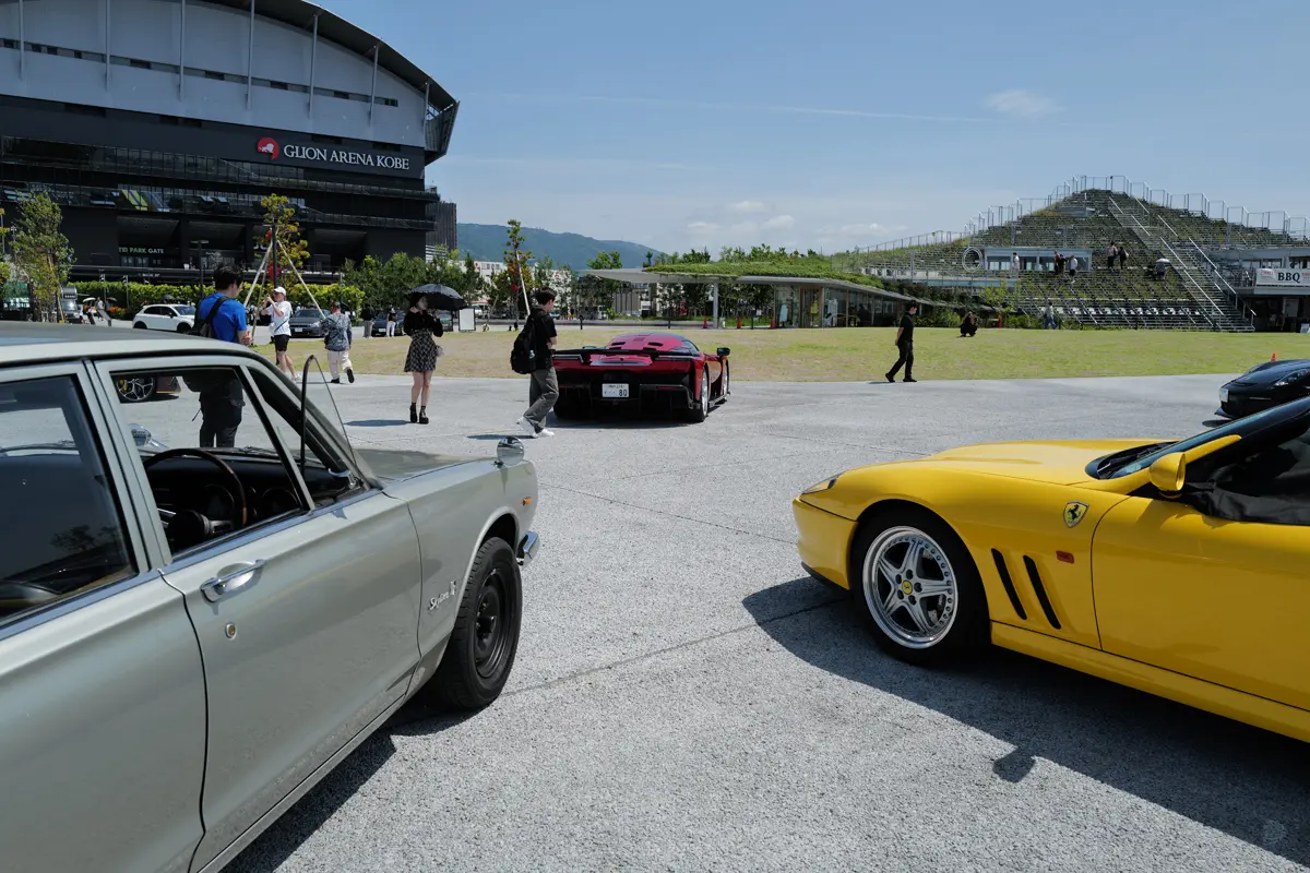 イエローのフェラーリ550バルケッタ、シルバーの日産スカイラインGT-R