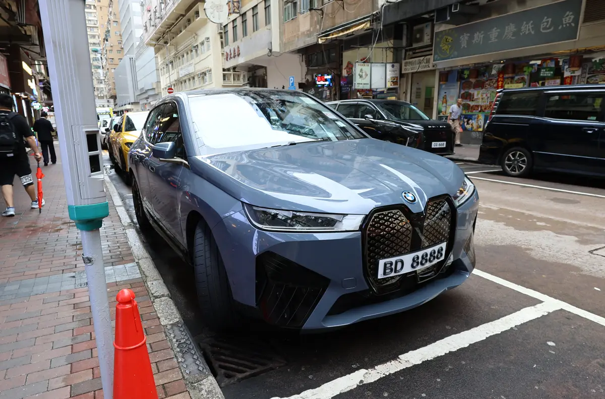 香港で見かけたグレーのBMW