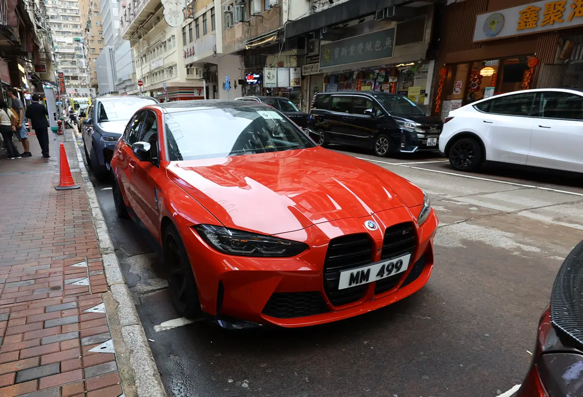 香港で見かけたオレンジ色のBMW