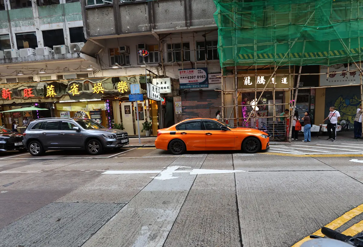 オレンジのBMW M3