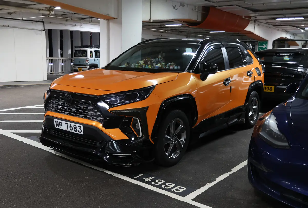 中国で見かけた「カスタム」RAV4(オレンジ)