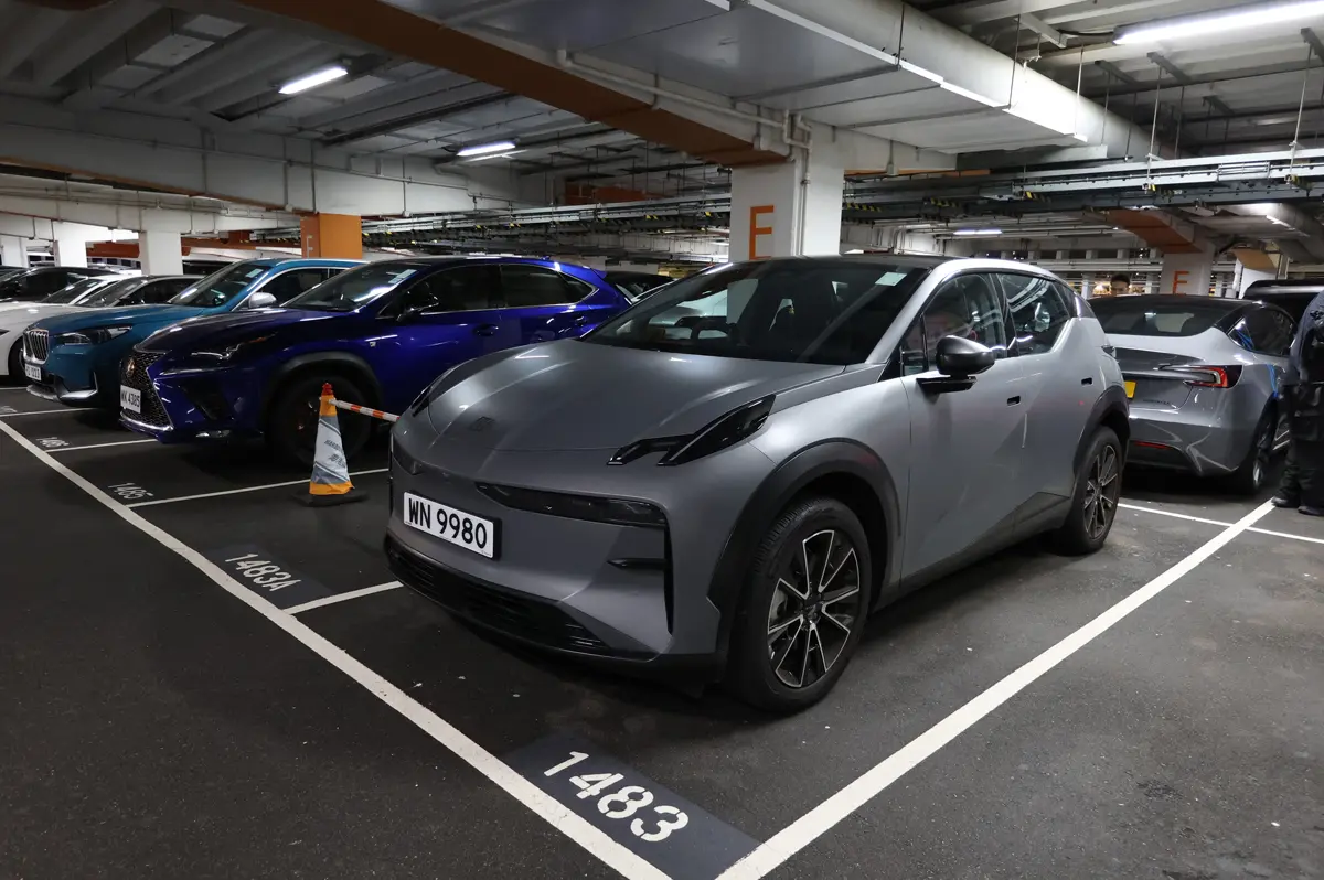 香港で見かけたジーカーのEV、「X」