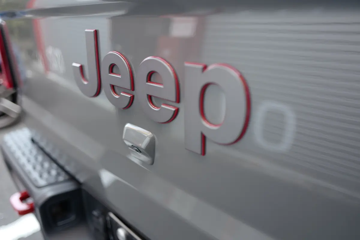 ジープ グラディエイターの「Jeep」バッジ