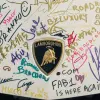 ランボルギーニの祭典、「ランボルギーニアリーナ」の風景～ファンの寄せ書きによるウルス