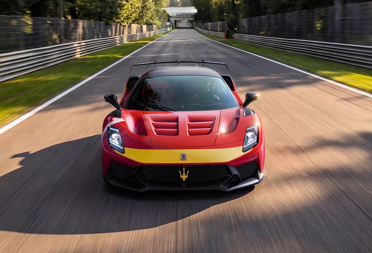 マセラティ GT2ストラダーレのフロント（ファンジオがドライブしたF250へのオマージュカラー）