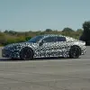 メルセデスAMGが開発中の新型4ドアEV（プロトタイプ、サイド）