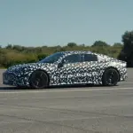 メルセデスAMGが開発中の新型4ドアEV（プロトタイプ、サイド）