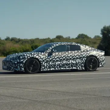 メルセデスAMGが開発中の新型4ドアEV（プロトタイプ、サイド）