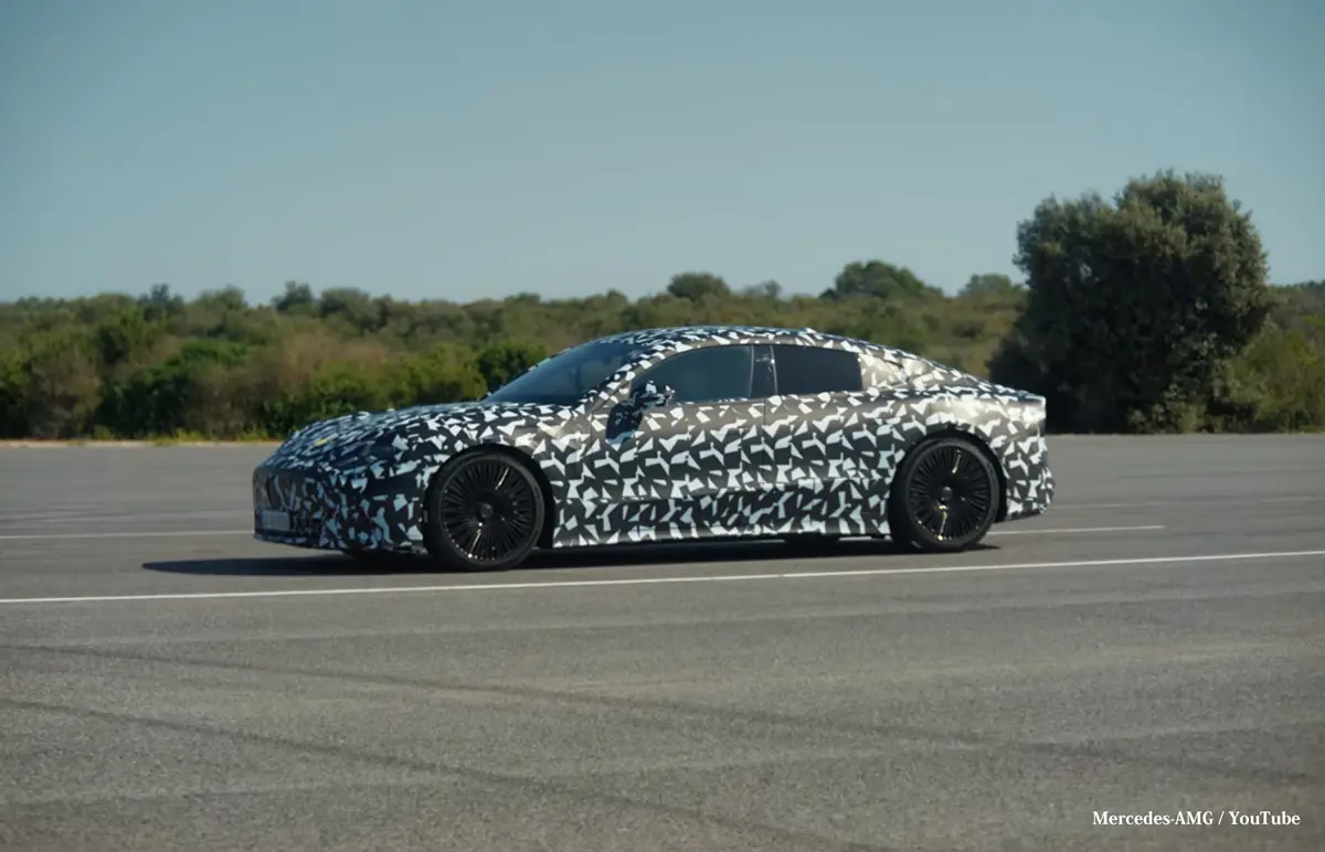 メルセデスAMGが開発中の新型4ドアEV（プロトタイプ、サイド）
