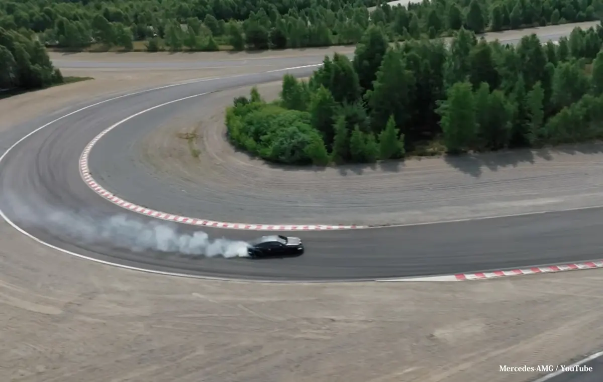 メルセデスAMGが開発中の新型4ドアEV（プロトタイプ、走行）
