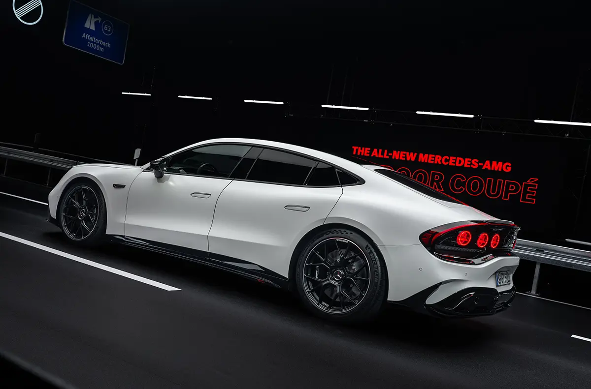 メルセデスAMG GT 4ドアクーペ（ホワイト）のエクステリア～サイド