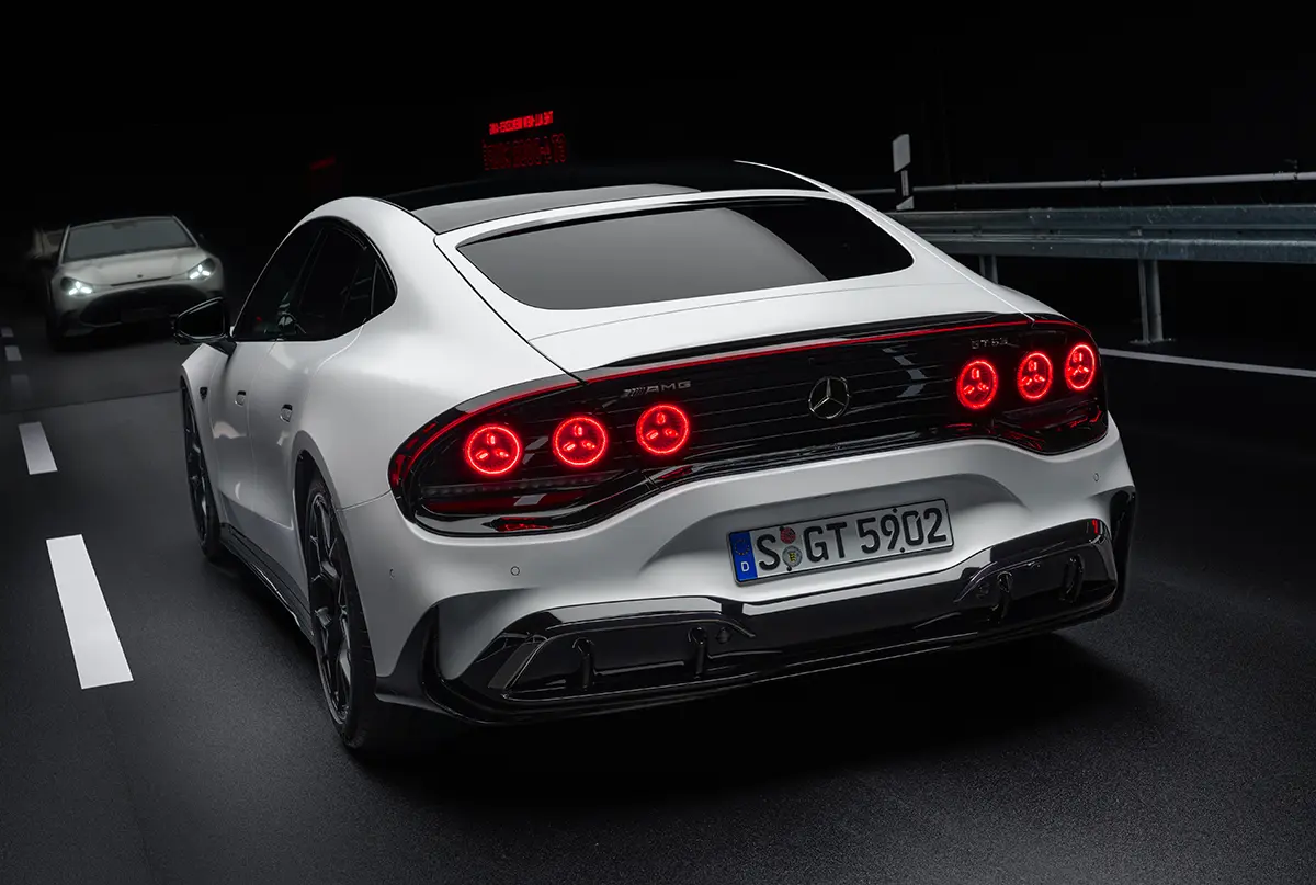 メルセデスAMG GT 4ドアクーペ（ホワイト）のエクステリア～リアとテールランプ