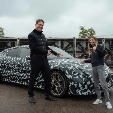 新型メルセデスAMG GT 4ドアクーペのプロトタイプ、そして開発ドライバーにメルセデス・ベンツCEO
