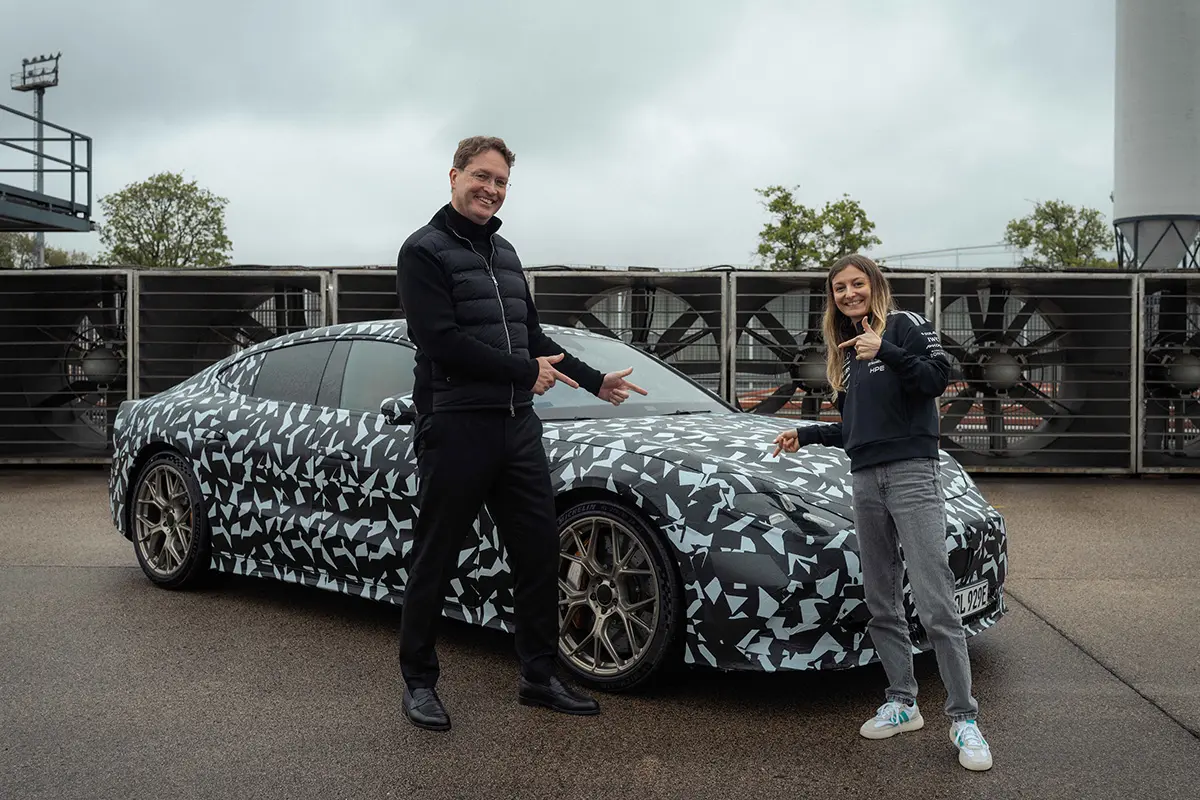 新型メルセデスAMG GT 4ドアクーペのプロトタイプ、そして開発ドライバーにメルセデス・ベンツCEO