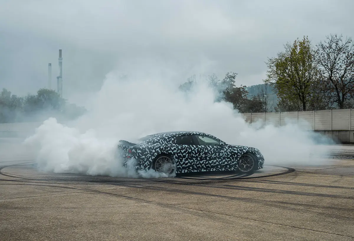 新型メルセデスAMG GT 4ドアクーペのプロトタイプの走行画像（ドリフト）