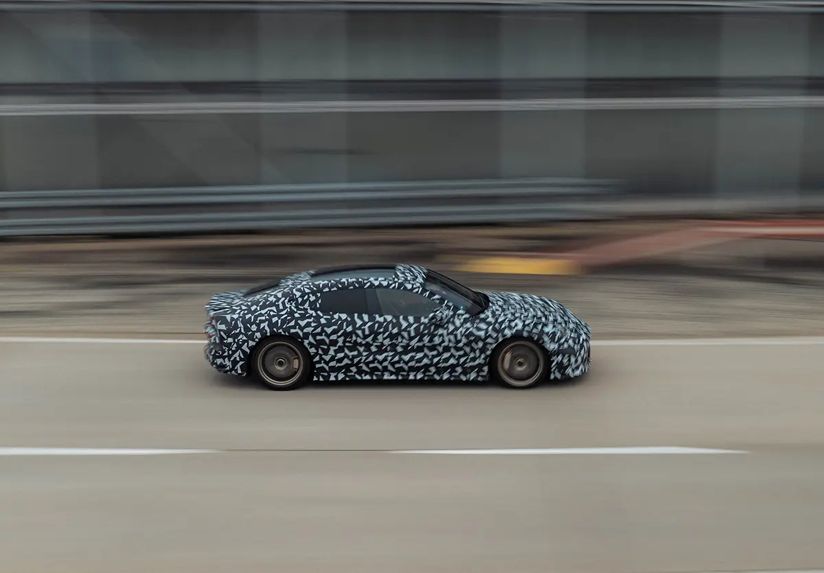 新型メルセデスAMG GT 4ドアクーペのプロトタイプの走行画像
