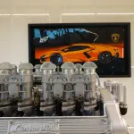 ランボルギーニ博物館にて、V12エンジンとレヴエルト