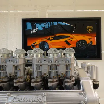 ランボルギーニ博物館にて、V12エンジンとレヴエルト
