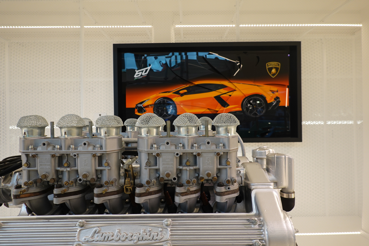 ランボルギーニ博物館にて、V12エンジンとレヴエルト